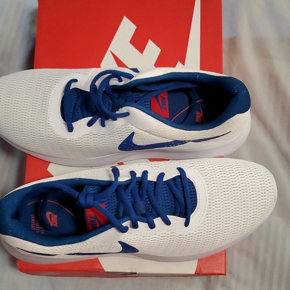 Nike tennis shoes - Picture 2 of 2